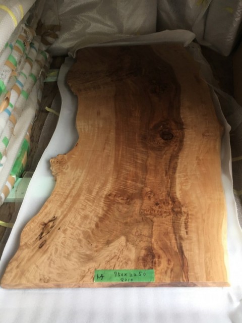 栃の木のテープル板