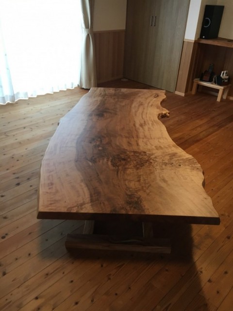 栃の木のテーブル