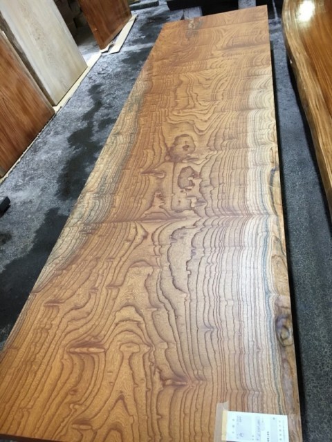 ご紹介した、欅の木テーブルです。