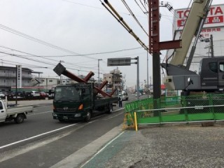 大きいトラックに柱を積んできています